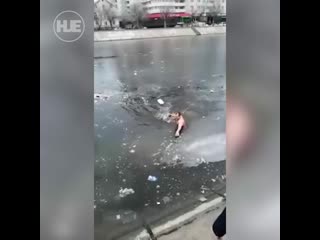 В астрахани случайный прохожий полез в ледяную воду, чтобы спасти тонущую молодые