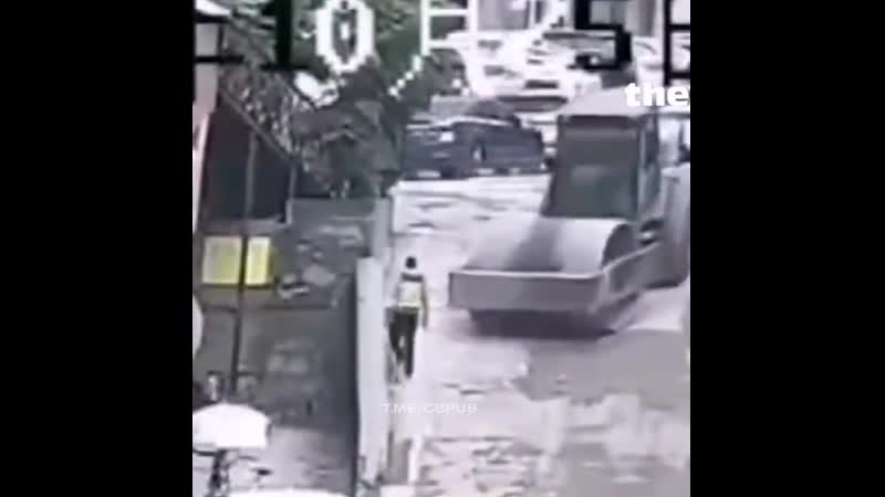 Каток раздавил идущего по улицы мужика, сначала отправив его в полет а затем и переехав китай