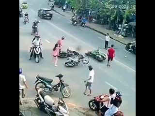 Street justice,robber getting sandwiched by mobs after rob a woman