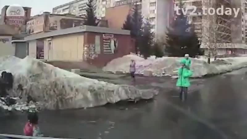 Будни ада весна в томске в луже на дороге оказалась глубокая яма, в которую провалился