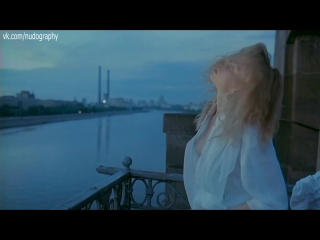 Модель топлес в фильме "секс и перестройка" (sex et perestroïka, 1990, франсуа жуффа, франсис леруа)