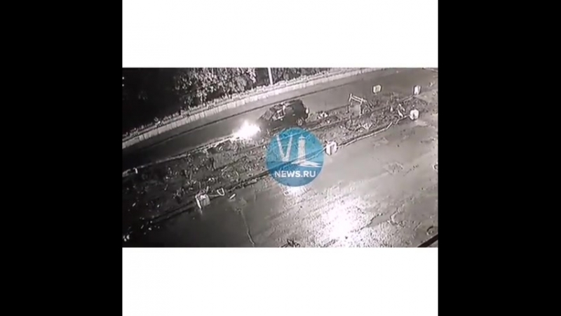 Листайте вправо и смотрите видео момента дтп ❗ водитель легкового автомобиля не справился с управлением и врезался в бетонные бл