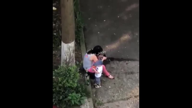 Мать даёт ребенку пиво