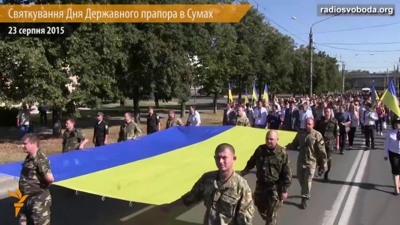 У сумах відзначили день державного прапора маршем та підняттям 10 метрового стяга