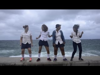 Estudiantes cubanas, bailando en el malecón