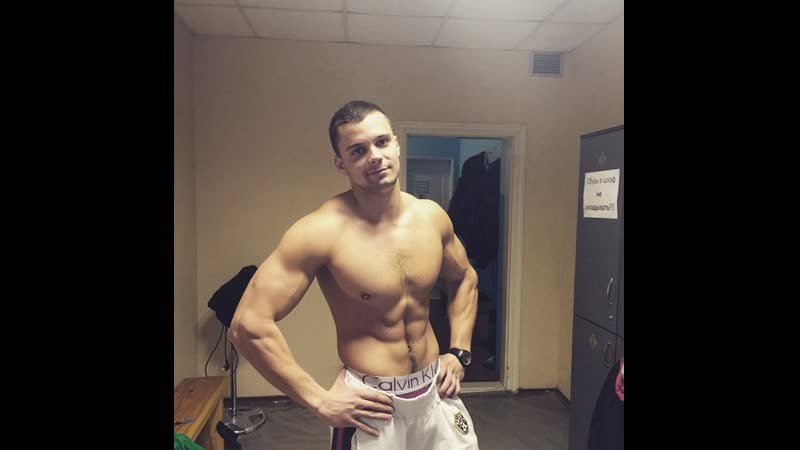 Так старается юноша скрепный, что летят брызги спермы на землю