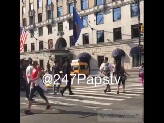 247papstv Fresh Video Justin Bieber Walking Near His Nyc Motel This Morning @justinbieber #whatdoyoumean #247papstv
