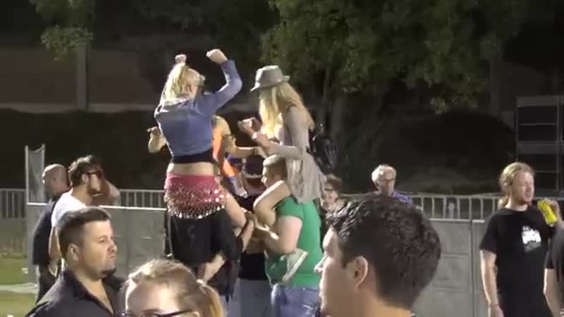 Самки эмагар катаются на самцах эмагарах