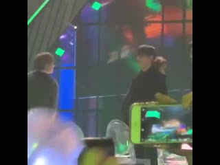 Txt and bts bowing at each other at mma this feels like a dream