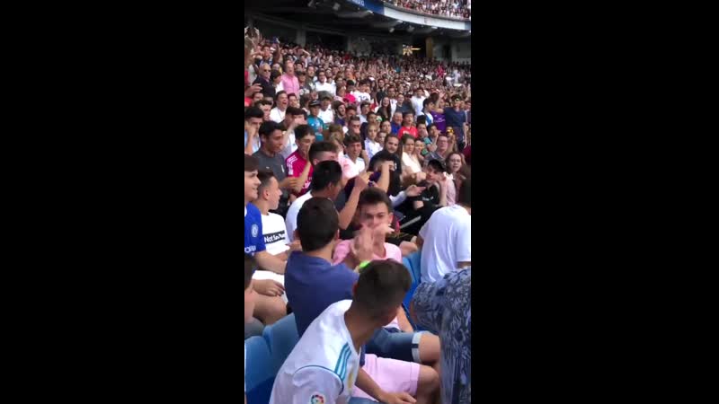 Чел в форме "барсы" на презентации азара