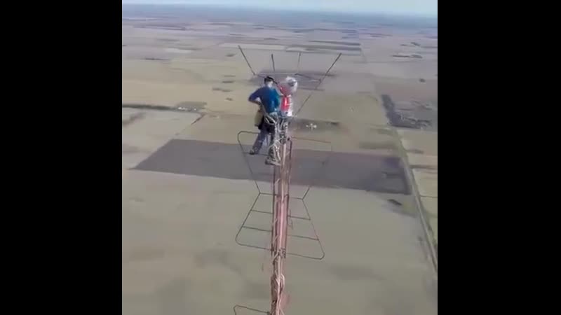 Вот так меняют лампочку на антенне высотой 457 м
