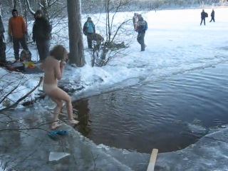 Порно видео: голые женщины купаются в проруби