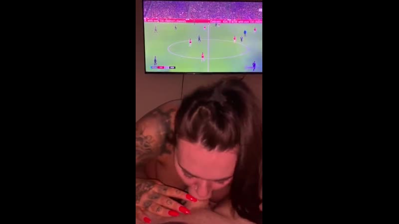 Смотрю футбольный матч пока жена сосёт мой член | sock long cock