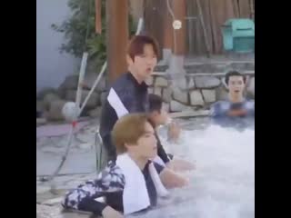 Чунмен помогает бэку привыкнуть к горячей воде