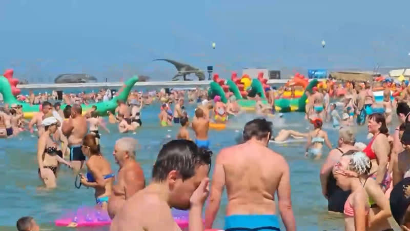 Огромные толпы отдыхающих заполонили пляжи анапы