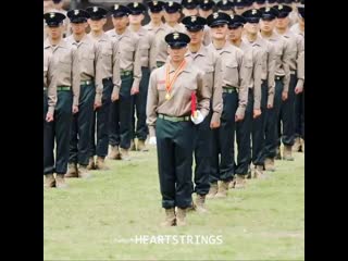 Hoon fancam (получает награду в трен центре)