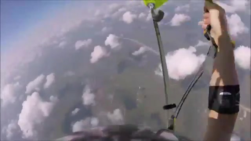 Парашютист поймал кроссовок, слетевший с него в полете