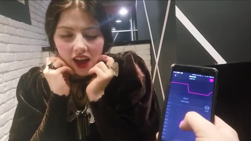 Вставил вибратор девушке и лючает его через телефон в ресторане