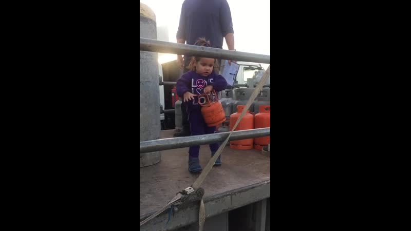 Спускает балон