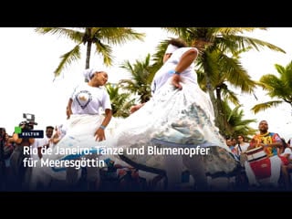 Rio de janeiro tänze und blumenopfer für meeresgöttin
