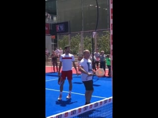 Él, @djokernole, tan tranquilo jugando al papel yo, con la mandíbula rota, viéndole jugar al padel a dos metros @mutuamadrid