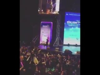 Mc teuk bowing deeply to fans~ we're so proud!