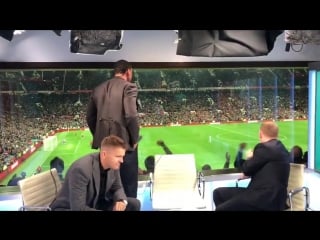 Rio ferdinand and paul scholes react to alexis sanchez’s winner against newcastl