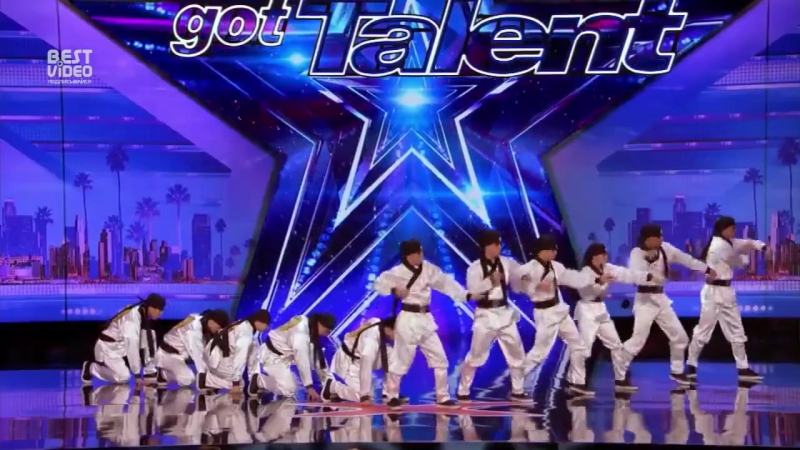 Безупречное выступление танцевальной группы на шоу талантов