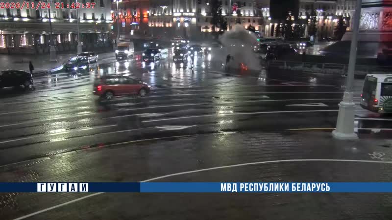У мінску на плошчы перамогі каля манумента гарэў аўтамабіль