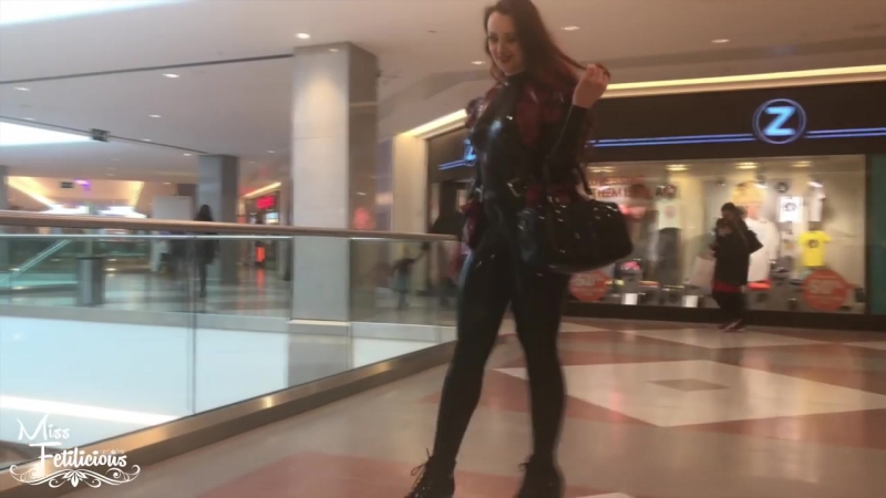 Девушка в латексе гуляет по торговому центру