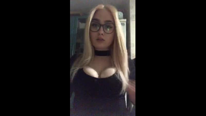 Periscope porn video – Красивая девушка в очках с большими сиськами (перископ/periscope)