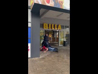 Členovia sbsky supermarketu billa neumožnili zákaznikovi nakúpiť v potravinách a fyzicky ho napadli