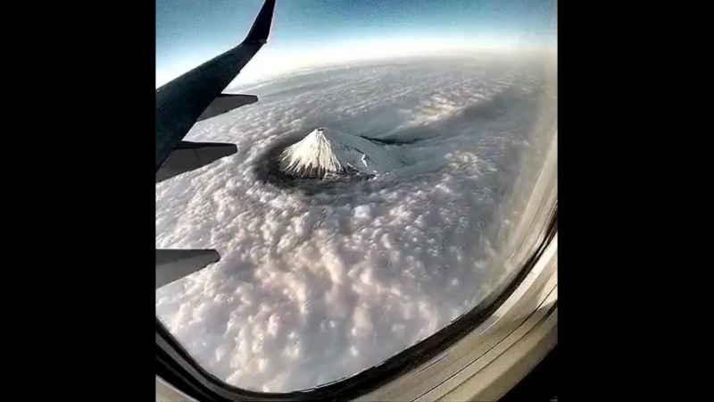 Так выглядит гора фудзи из окна самолета