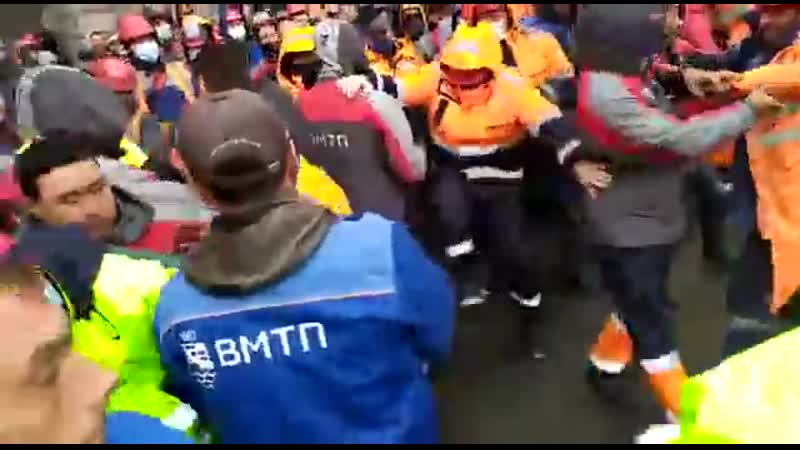 «уходи!» бастующие докеры владивостока закидали нового директора касками