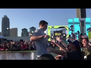 Emily bett rickards filming stephen amell with a fans phone @ syfy #sdcc2017