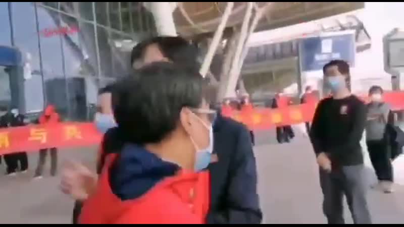 Провожают медиков в ухане