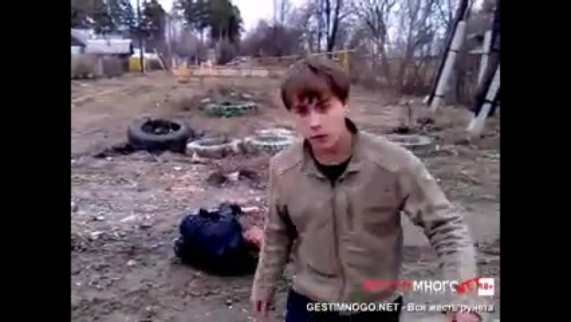 Толян несколько раз получил по еблу с ноги