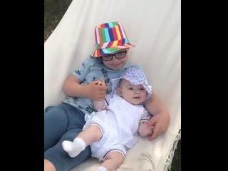 Особенный сын эвелины бледанс качается в гамаке со своей сестренкой (720p)