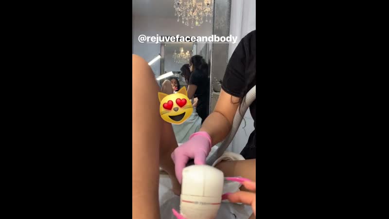 26 апреля 2019 • instastory карди делает лазерную эпиляцию глубокого бикини