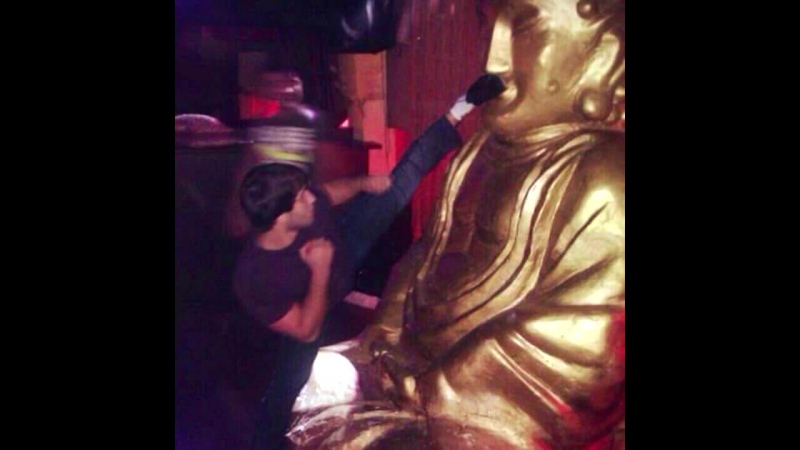 Калмыки поставили дагестанца на колени за оскорбление будды