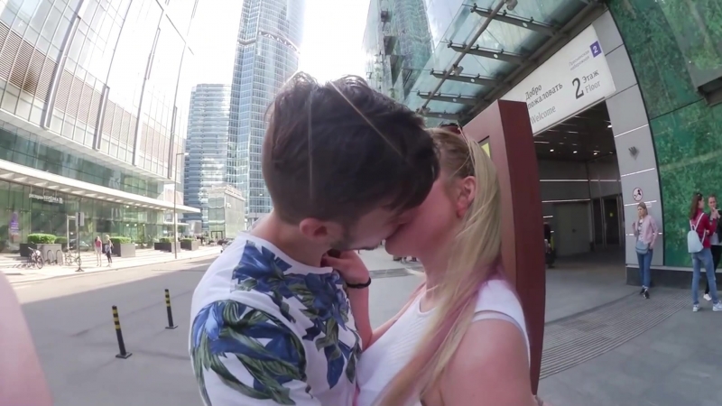 Как поцеловать девушку поцеловали московских девушек kissing prank