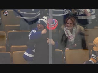 Fan goes bananas over puck from nylander