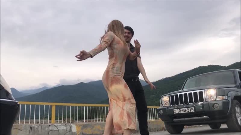 Алишка танцует с чеченкой лезгинку [нетипичная махачкала]