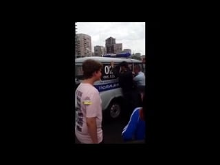 В новосибирске полиция пытается скрутить школьниц