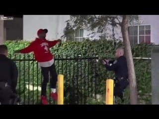 Подозреваемый застрял на заборе из за своих штанов