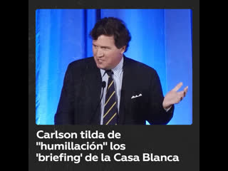 Tucker carlson arremete contra la secretaria de prensa de la casa blanca