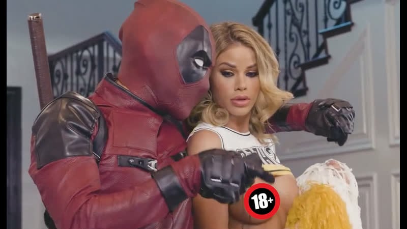 Чирлидерша отдалась супер герою в красном)