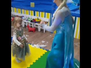 Эльза на "холдной вечеринке" ульяны