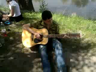 Лысый мужык в наколках