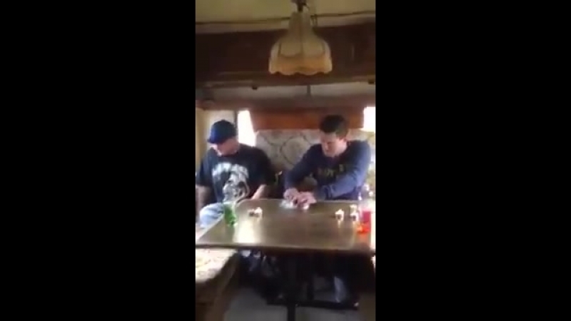 Мужики пробуют норвежский национальный продукт сюрстремминг